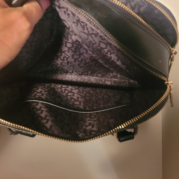 Dkny purse med size black - Picture 4 of 7